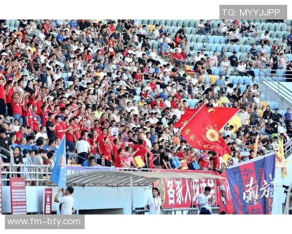 足球热潮席卷深圳湾球迷齐聚共享激情盛宴